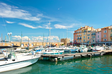 Fototapeta na wymiar Widok z portu Saint-Tropez, Riwiera Francuska,