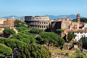 Fototapeta na wymiar Zobacz Ariel Koloseum w Rzymie.
