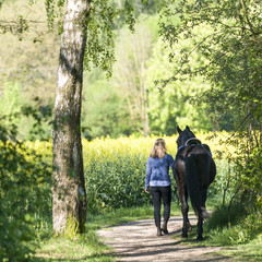 Reiterin führt ihr Pferd am Zügel © ARochau