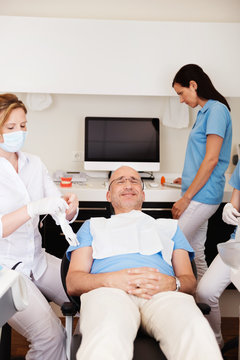 entspannter patient beim zahnarzt