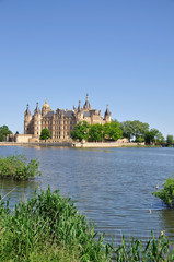 Obraz premium das bekannte Schweriner Schloss in Mecklenburg-Vorpommern