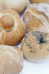 diversi tipi di pane_sfondo bianco