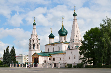 Fototapeta na wymiar cathedral with bell tower in Russia