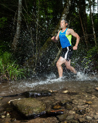 Jogger durchquert einen Bach