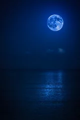 Zelfklevend Fotobehang Heldere volle maan met reflecties op de oceaan © kmiragaya