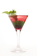 grüne Bobas in rotem Cocktail