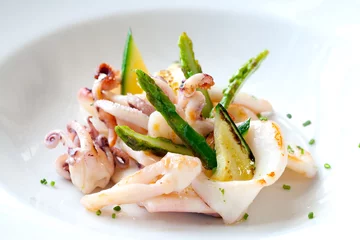 Crédence de cuisine en verre imprimé Plats de repas Grilled calamari with green asparagus.