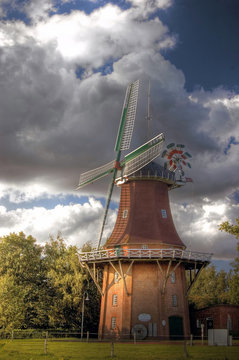 Typisch historische Windmühle in Ostfriesland