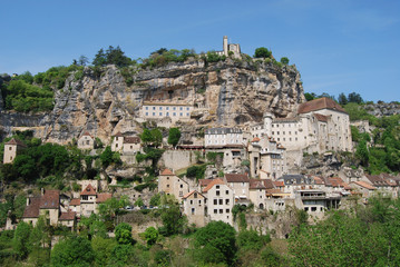 Fototapeta na wymiar Panoramiczny wsi Rocamadour wznosi się na klifie