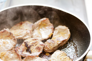 Meat frayed on fraying pan
