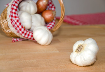 Knoblauch und Zwiebeln