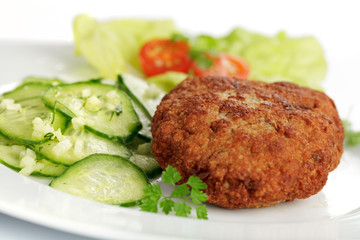 Frikadelle mit Gurkensalat
