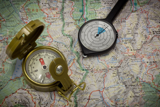 bussola e carta geografica