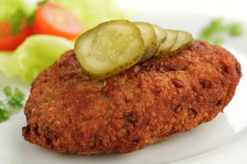 Frikadelle mit Gewürzgurke