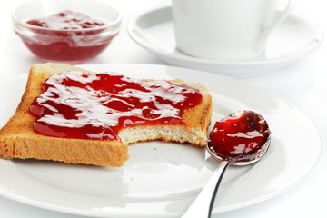 Toast mit Erdbeerkonfitüre