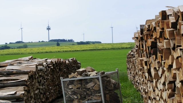 Brennholz und Windrad