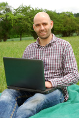 Lächelnder Mann mit Laptop