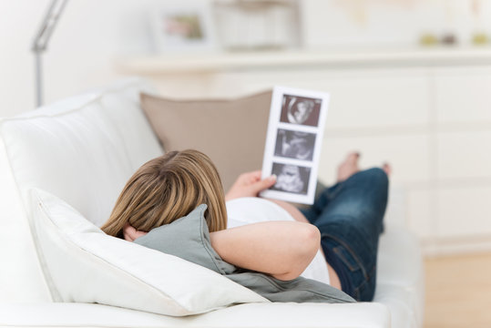 schwangere frau schaut ultraschall-bilder
