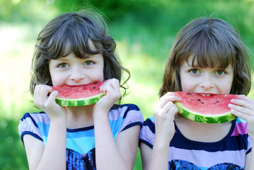 Eineiige Zwillinge essen Melone