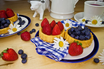 Erdbeer- und Blaubeerkuchen