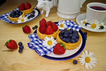 Erdbeer- und Blaubeerkuchen