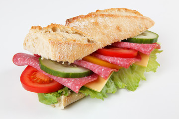 Baguette mit Salami und Käse