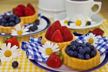 Erdbeer- und Blaubeerkuchen