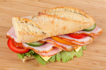 Baguette mit Schinken und Käse
