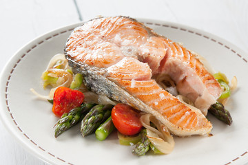 Sliced grilled salmon with vegetables