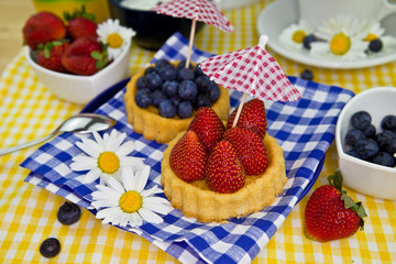 Erdbeer- und Blaubeerkuchen