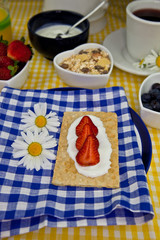 Knäckebrot mit Erdbeeren