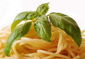 Fototapety  Spaghetti gotowane z listkiem bazylii