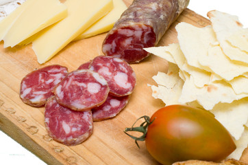 tagliere di cibi tipici dalla Sardegna isolato su sfondo bianco