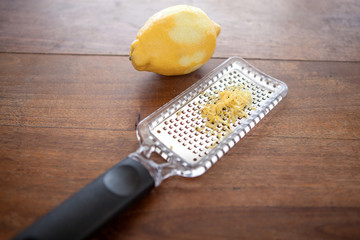 limone grattugiato con grattugia