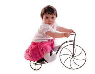 fillette de 9 mois sur un faux vélo