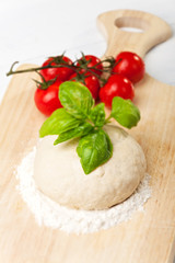 roher Hefeteig auf ein Schneidebrett