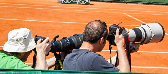 Photographes sur un terrain de tennis - obrazy, fototapety, plakaty