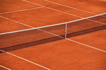 Filet et terrain de tennis en terre battue - 42029165