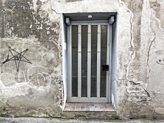 Fototapeta na wymiar Alte Tür in einem alten Haus