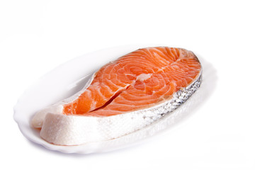 salmón crudo aislado en blanco