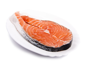 salmón crudo aislado en blanco