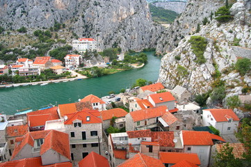 Rzeka Cetina w Omisiu, Chorwacja - obrazy, fototapety, plakaty