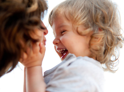 lachendes Kleinkind mit Mutter