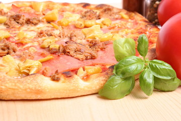 Pizza mit Schinken, Thunfisch und Ananas
