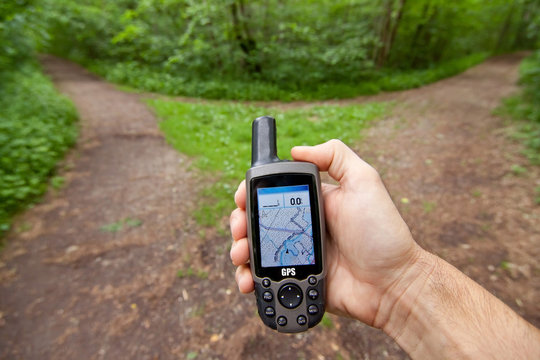 GPS Handgerät zeigt den richtigen Weg - Navigationsgerät, Navi