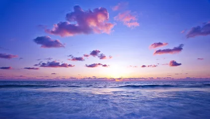 Photo sur Aluminium Mer / coucher de soleil Coucher de soleil rose sur la plage