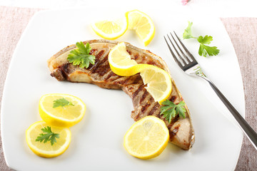 Slice tuna with lemon