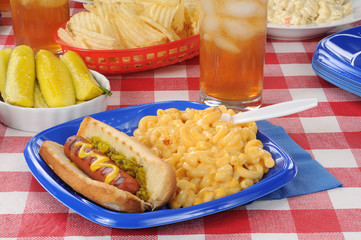 Grilled hot dog with macaroni and cheese