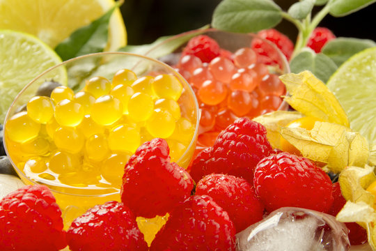 fr&uuml;chte und boba perlen auf eis