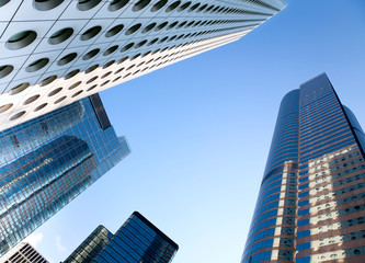 Fototapeta na wymiar Budynek biurowy na błękitne niebo